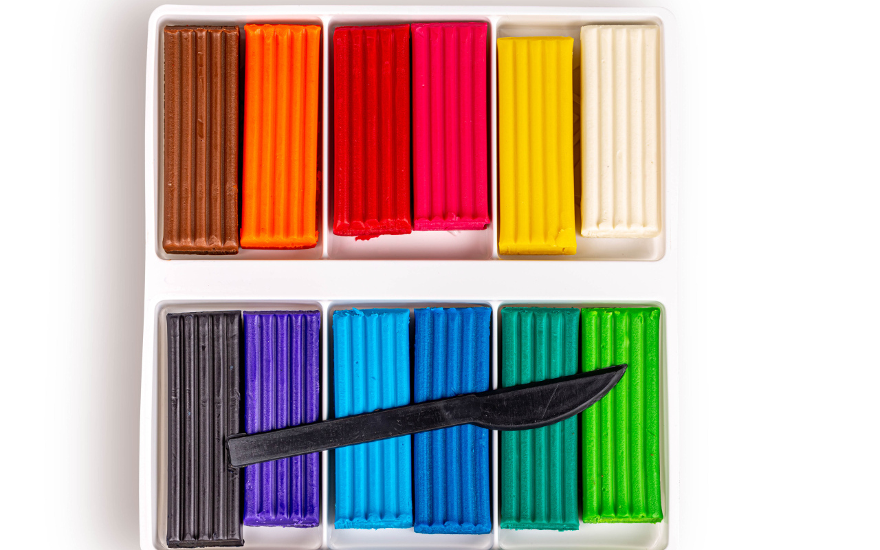 Разноцветный пластилин в коробке