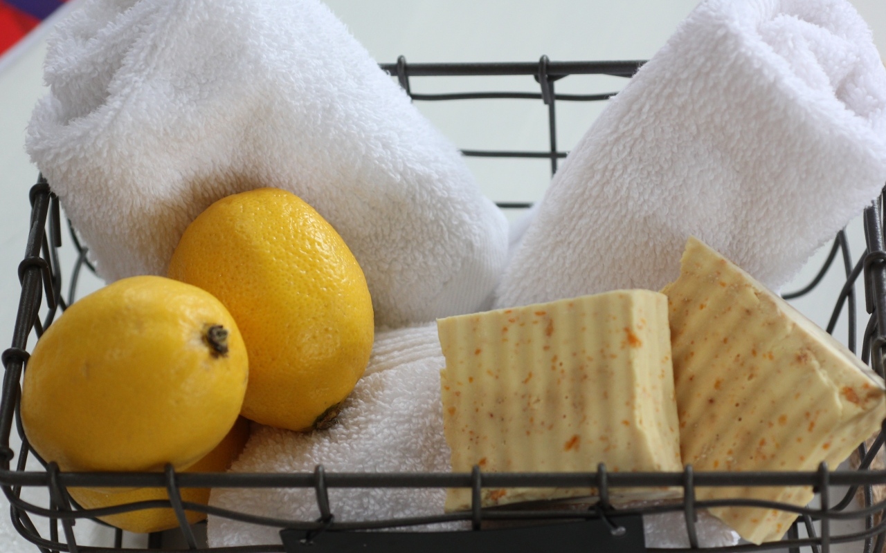 Мыло, лимоны и полотенце в корзине