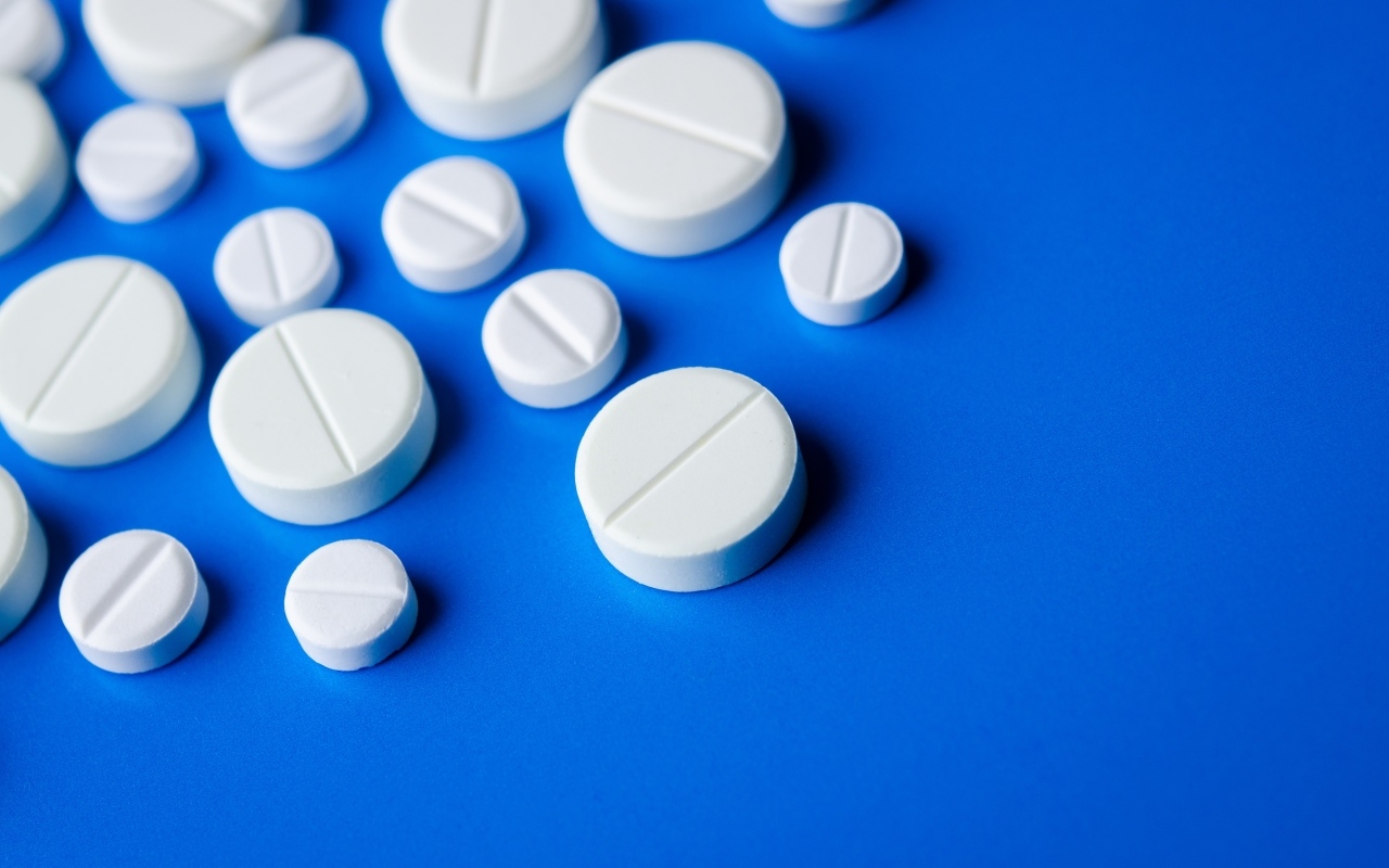 Белые таблетки на синем фоне
