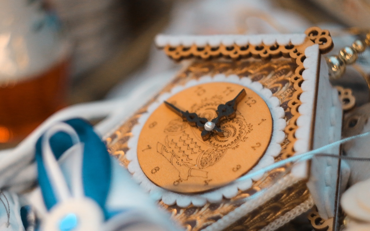 Деревянные часы в форме дома с черными стрелками