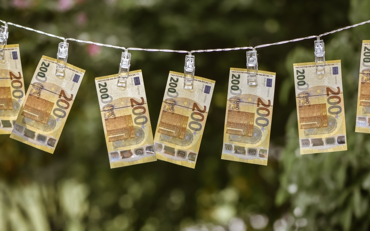 Купюры евро на прищепках на веревке