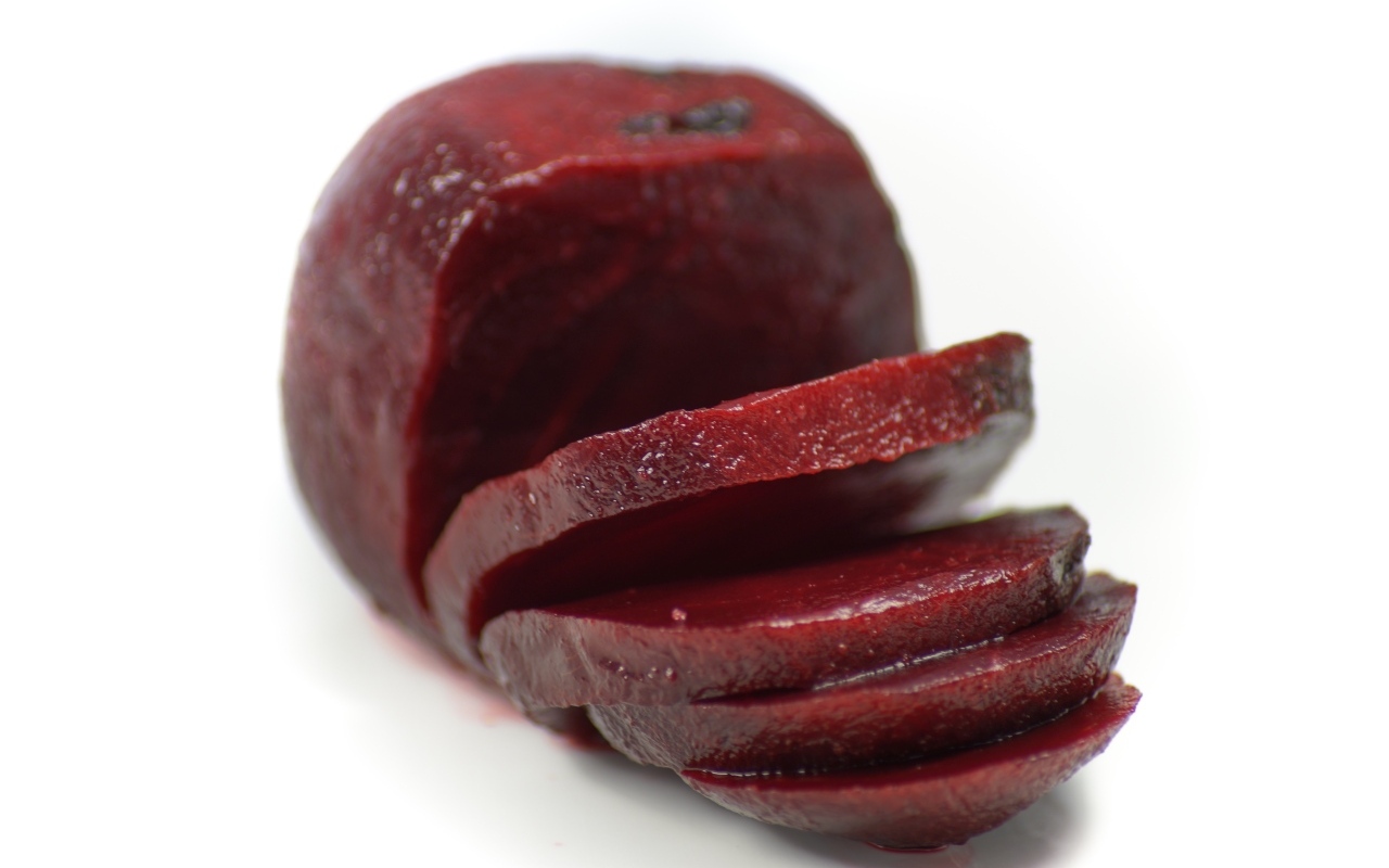 Вареная свекла на белом фоне