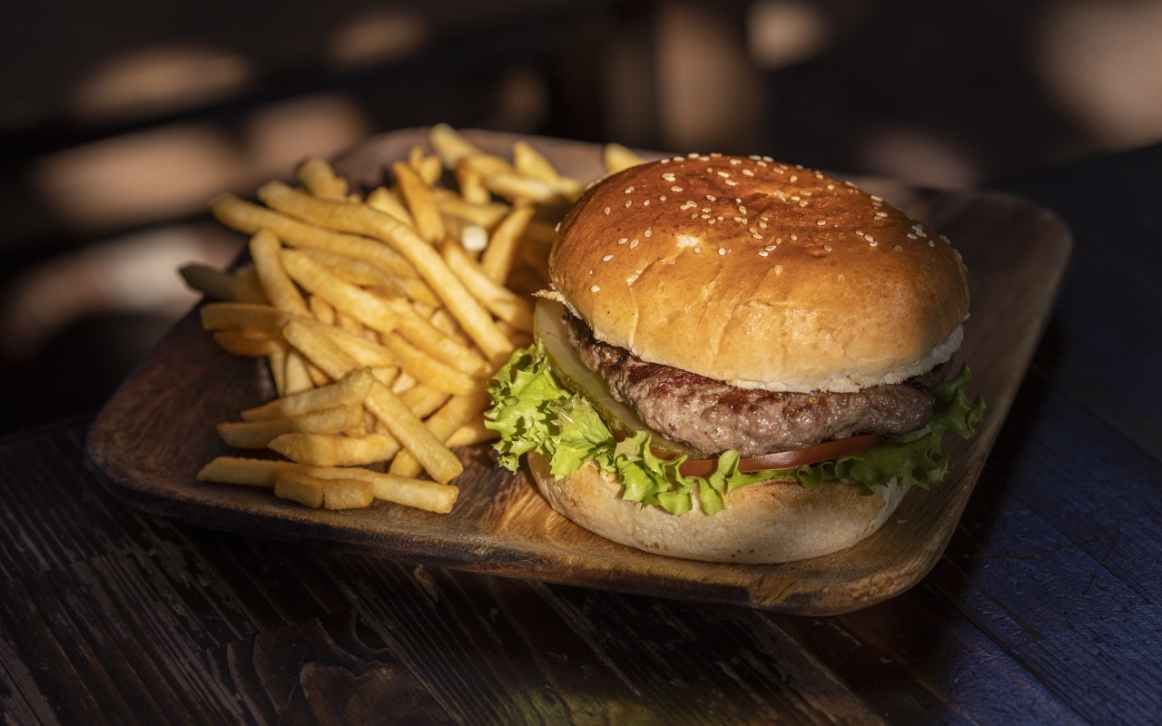 Гамбургер на тарелке с картошкой фри