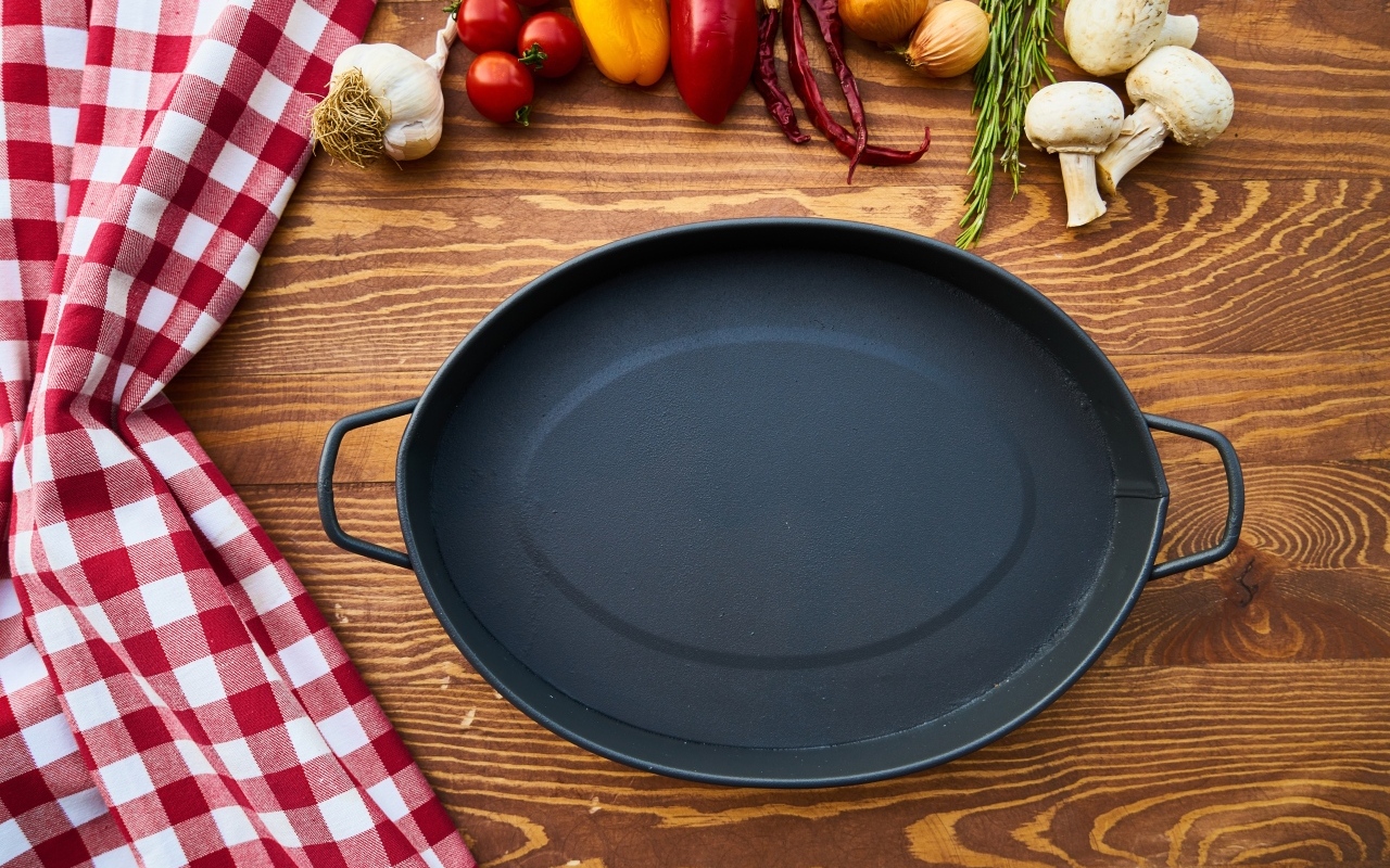 Большая чугунная жаровня на столе