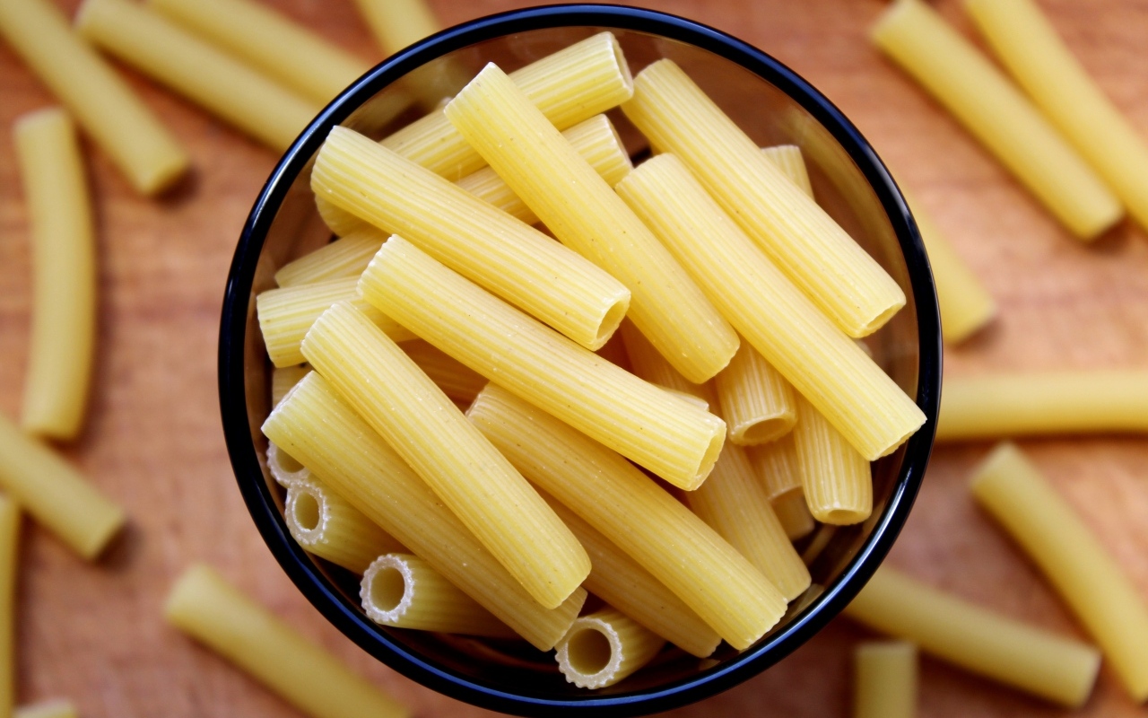 Большие макароны ригатони крупным планом