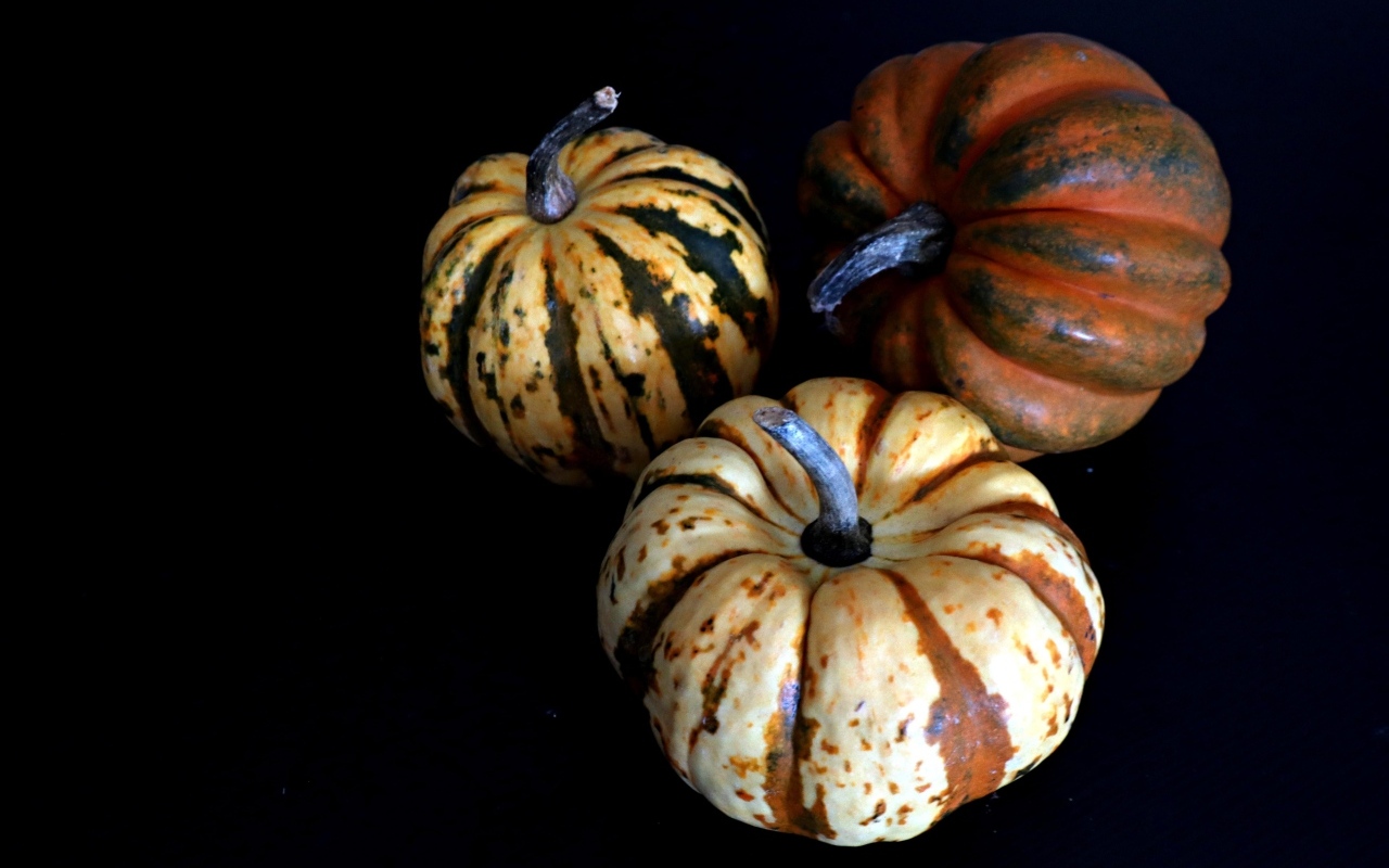 Три тыквы на черном фоне