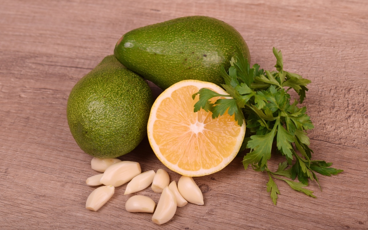 Авокадо на столе с чесноком и лимоном