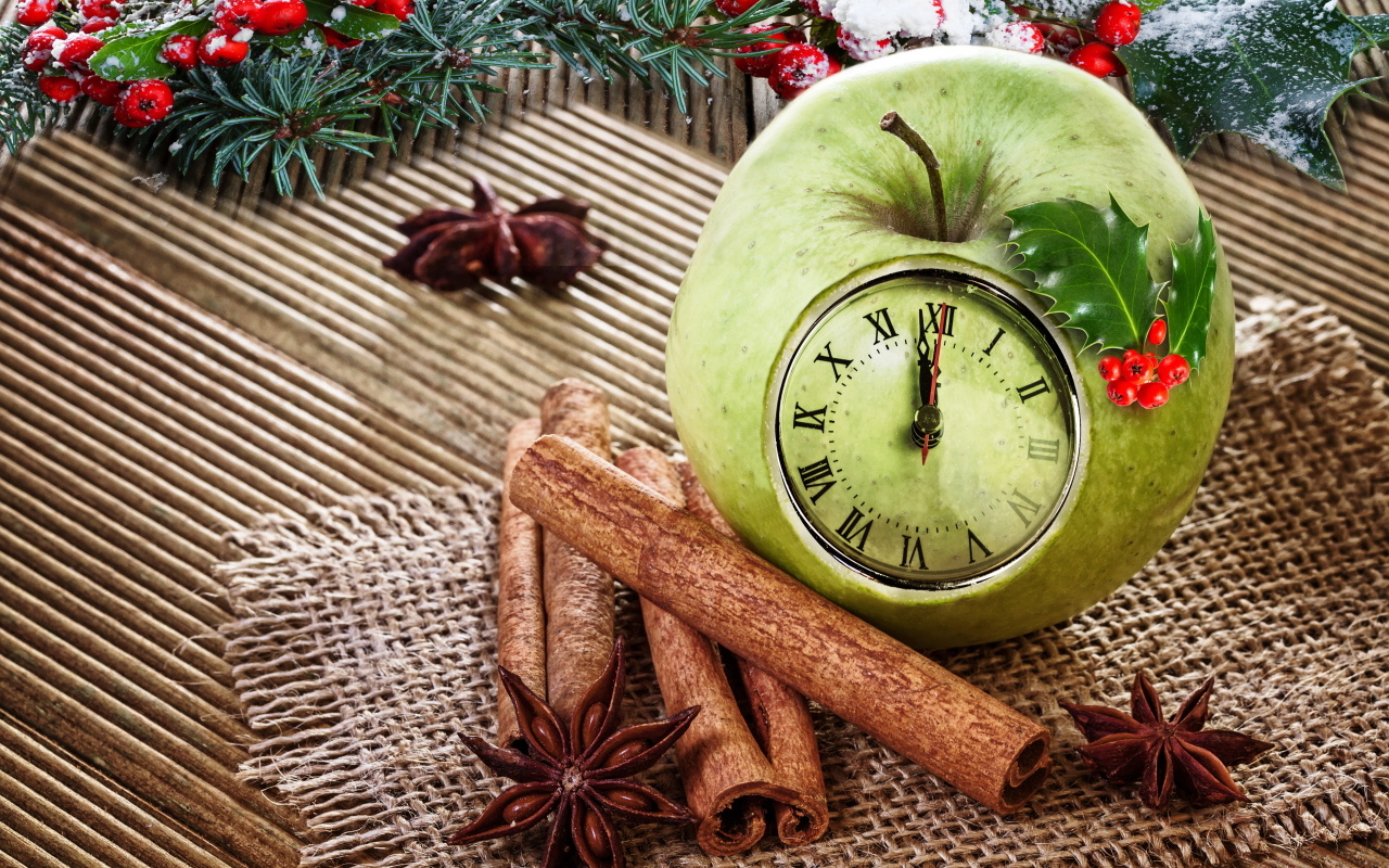 Зеленое яблоко с часами на столе со специями