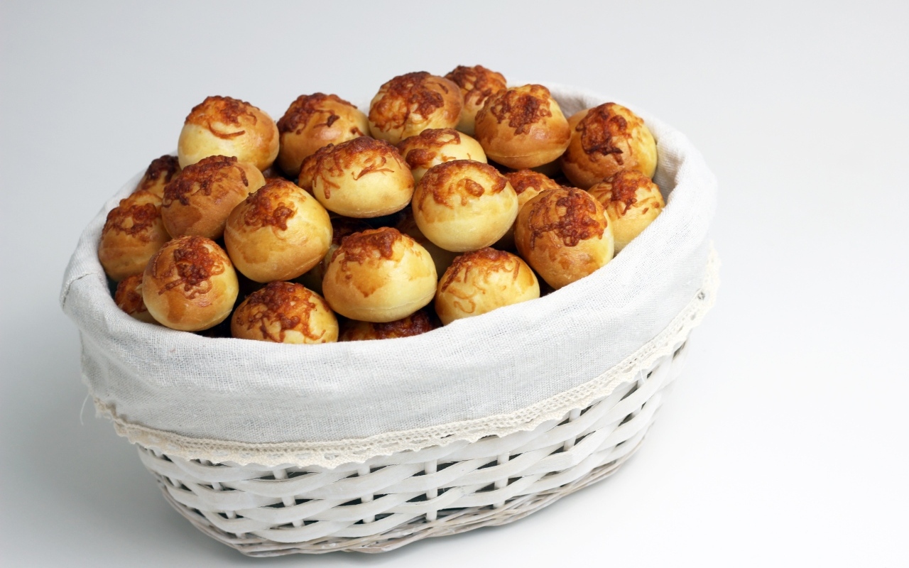 Чесночные булочки в корзине на столе