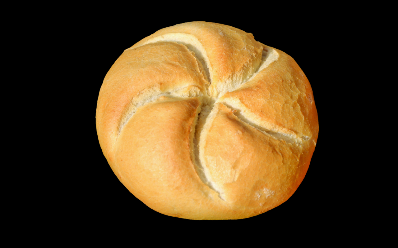 Круглый хлеб на черном фоне