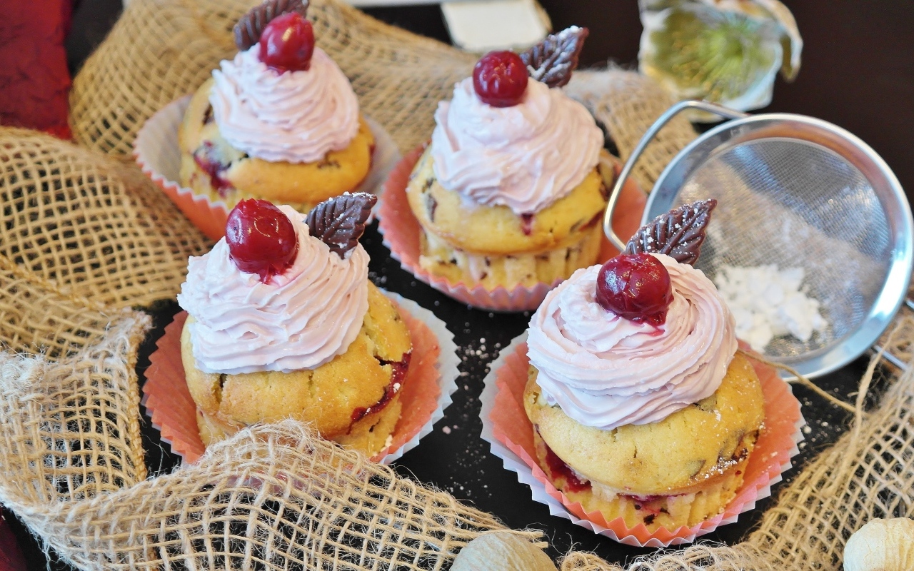 Кексы с розовым кремом и ягодами вишни 