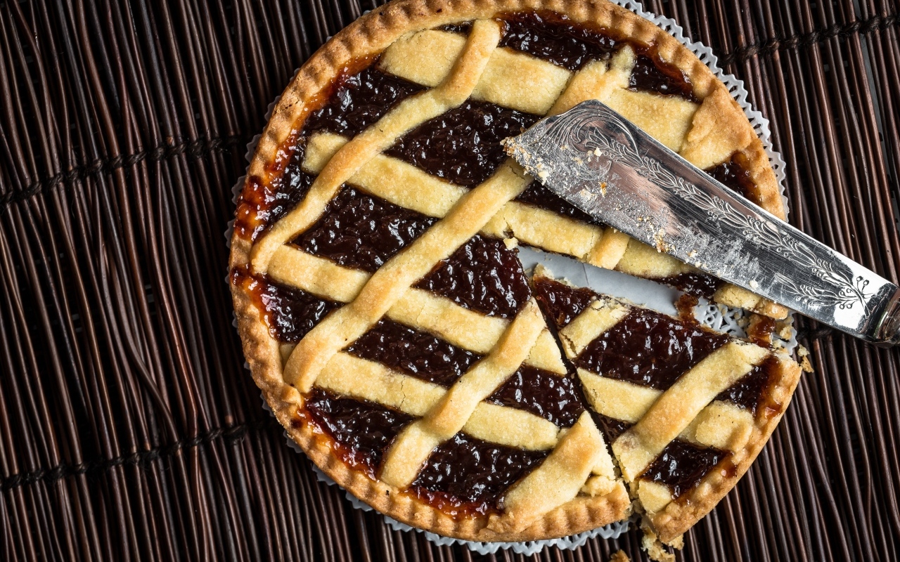 Вкусный сладкий пирог с вареньем на столе