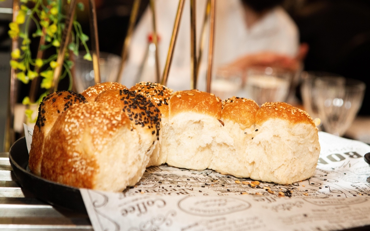 Ароматные булочки в кунжутом на столе в кафе