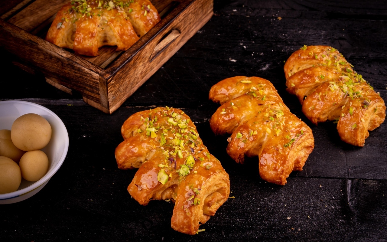 Сладкие ароматные булочки с фисташками