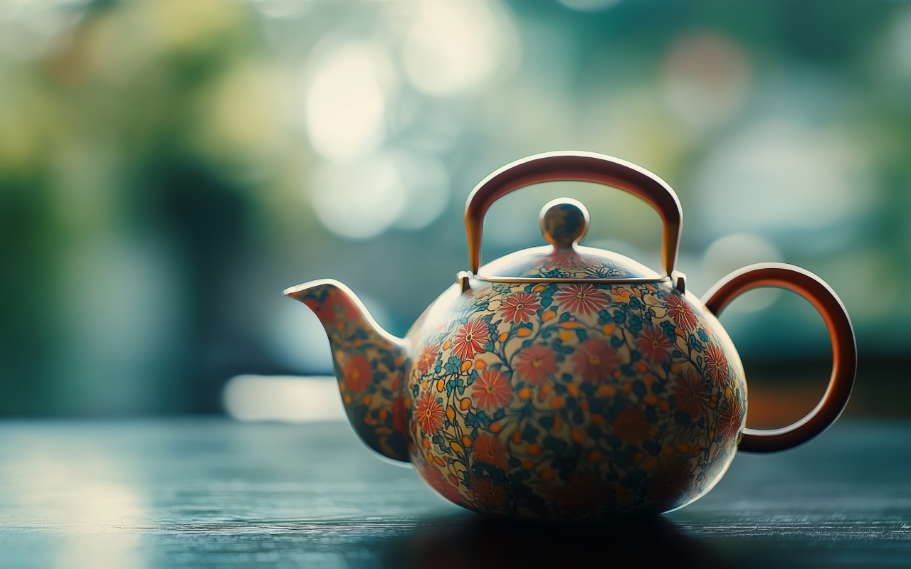 Красивый чайник для заваривания чая на столе