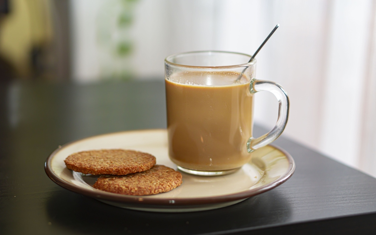 Чашка какао на тарелке с печеньем 