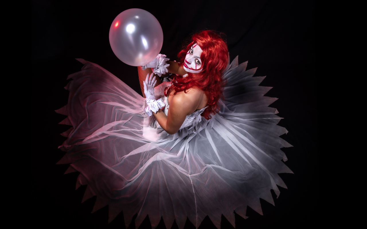 Девушка в белом платье с гримом клоуна 