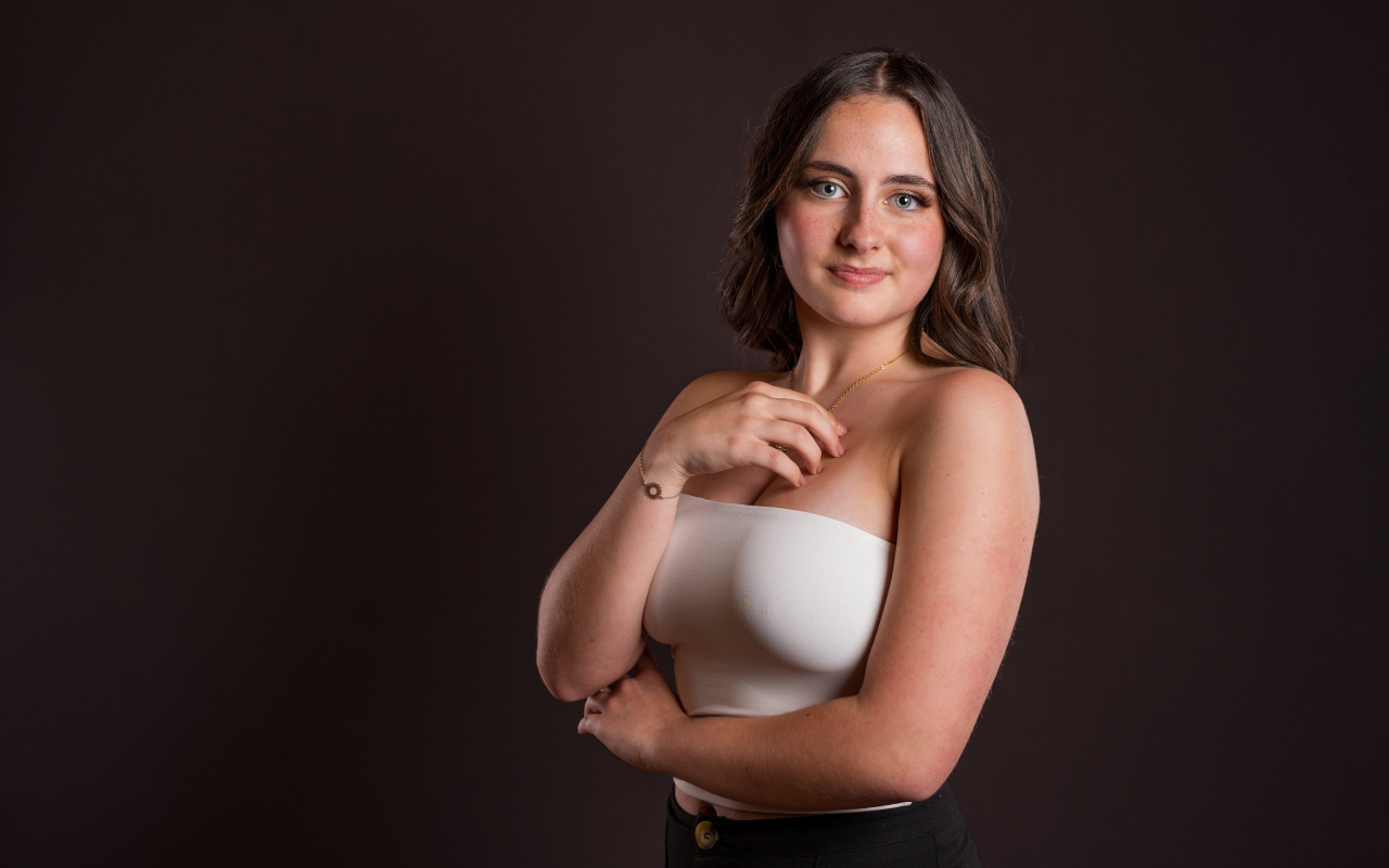 Девушка с голубыми глазами на черном фоне