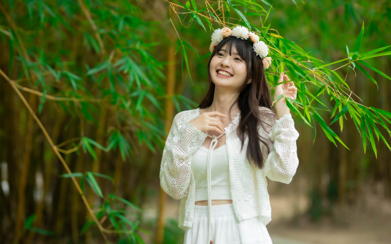 Улыбающаяся азиатка с венком на голове