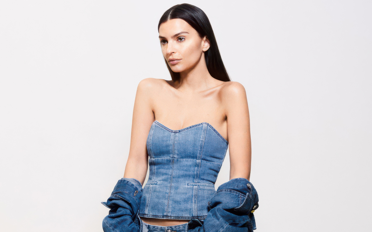Модель Эмили Ратаковски в джинсовом костюме на белом фоне