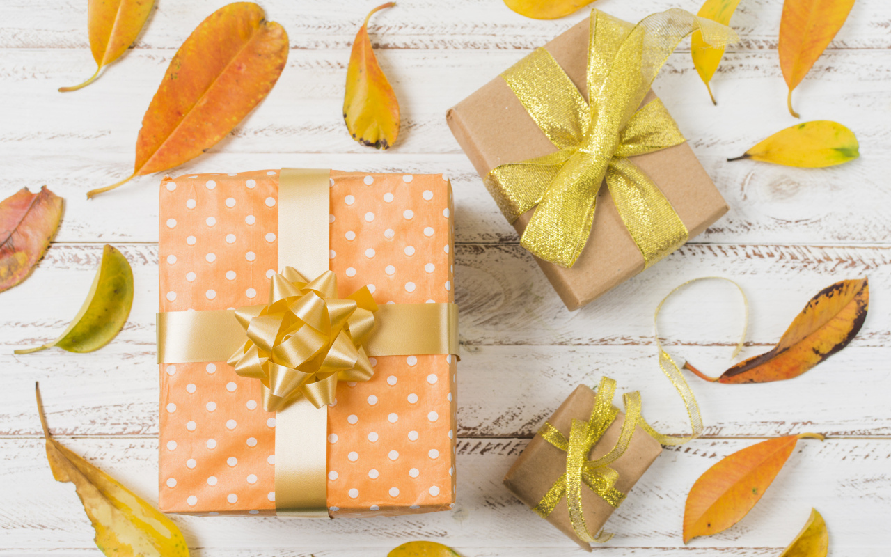Подарки с опавшими листьями на столе