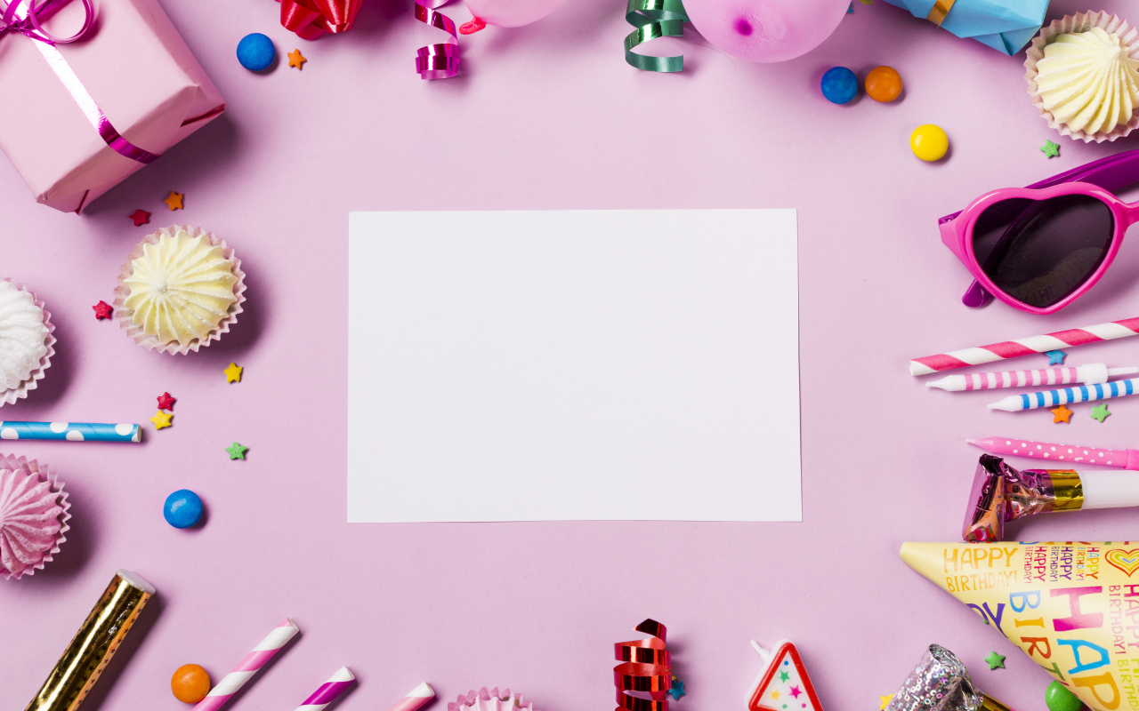Шаблон поздравительной открытки с декором на день рождения на розовом фоне