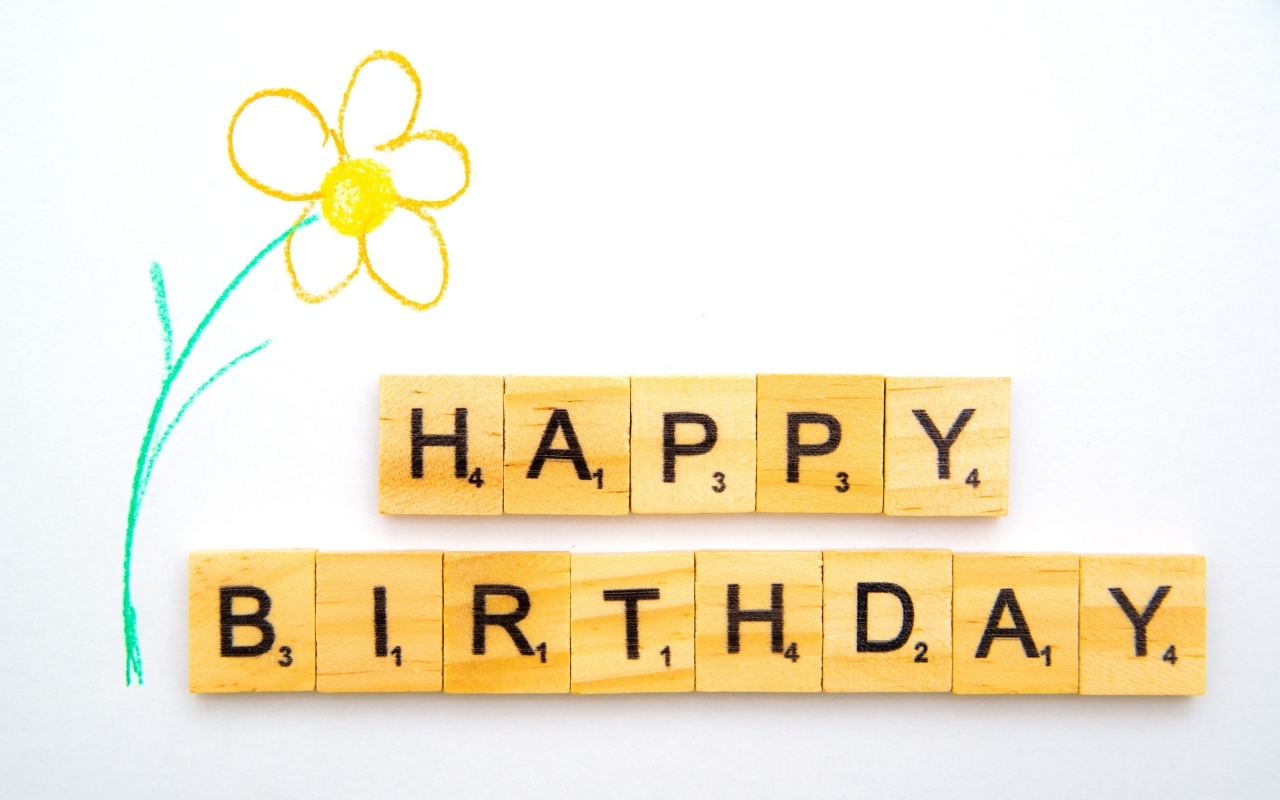 Кубики с надписью с днем рождения на белом фоне с цветком