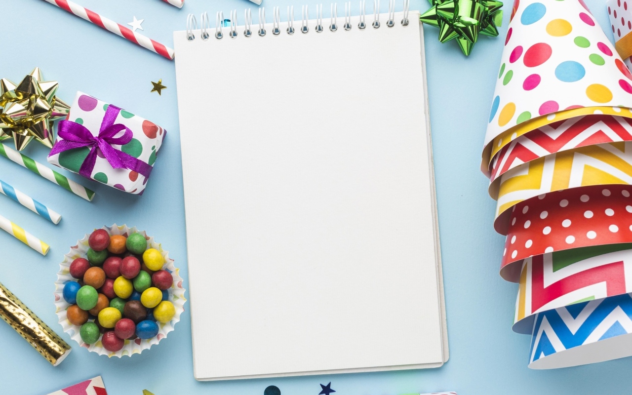Подарки и декор для день рождения с блокнотом на голубом фоне