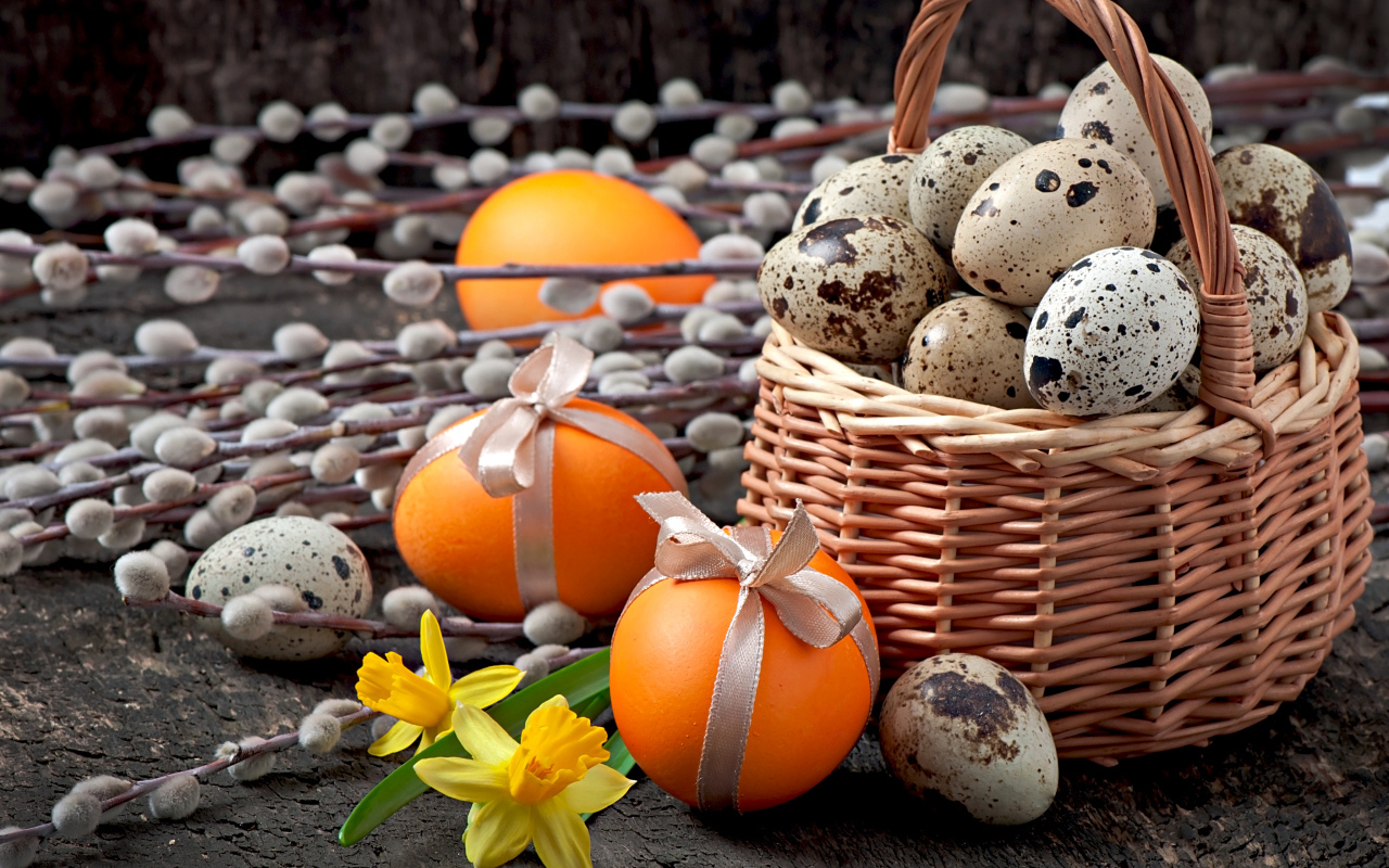 Корзина с перепелиными и куриными яйцами с ветками вербы на Пасху