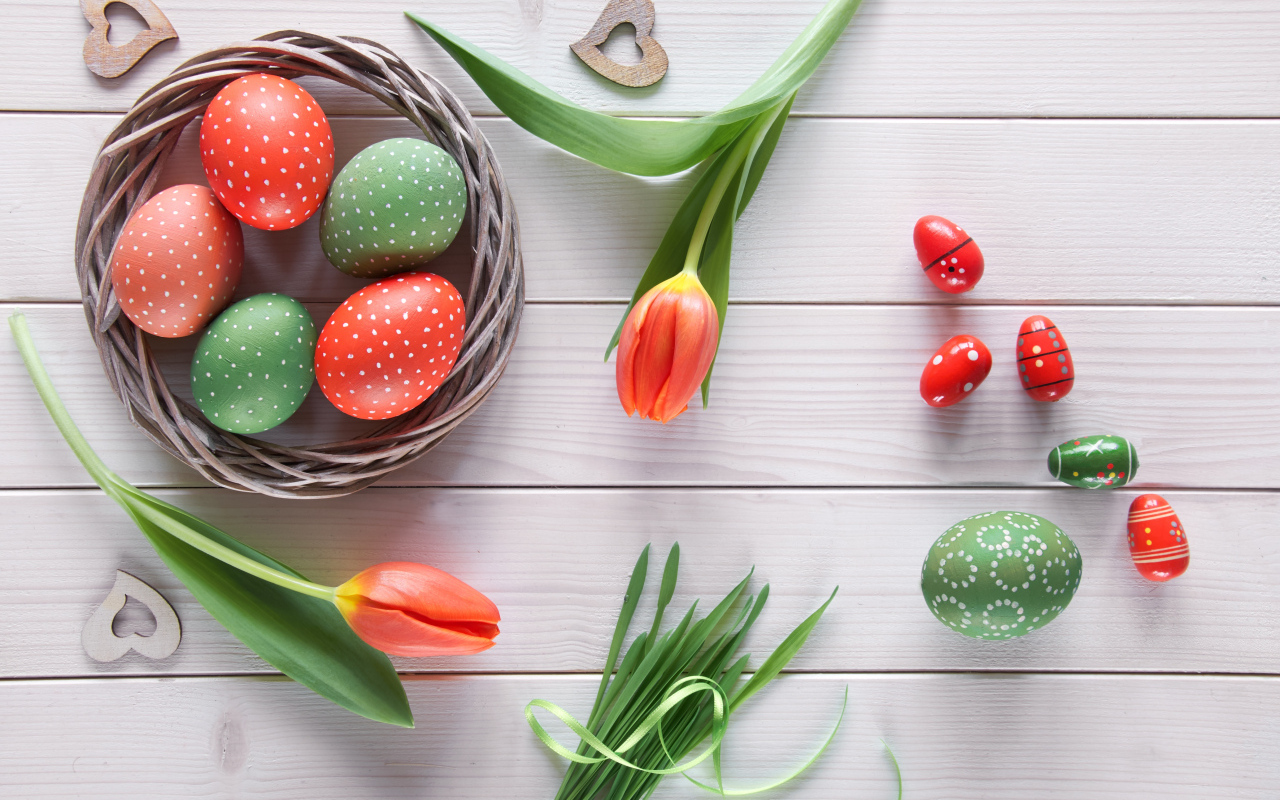 Красивые яйца с тюльпанами на белом столе на Пасху