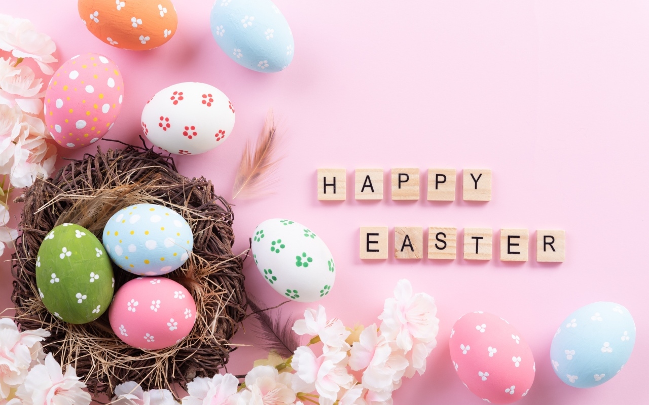 Надпись Счастливой Пасхи с яйцами на розовом фоне