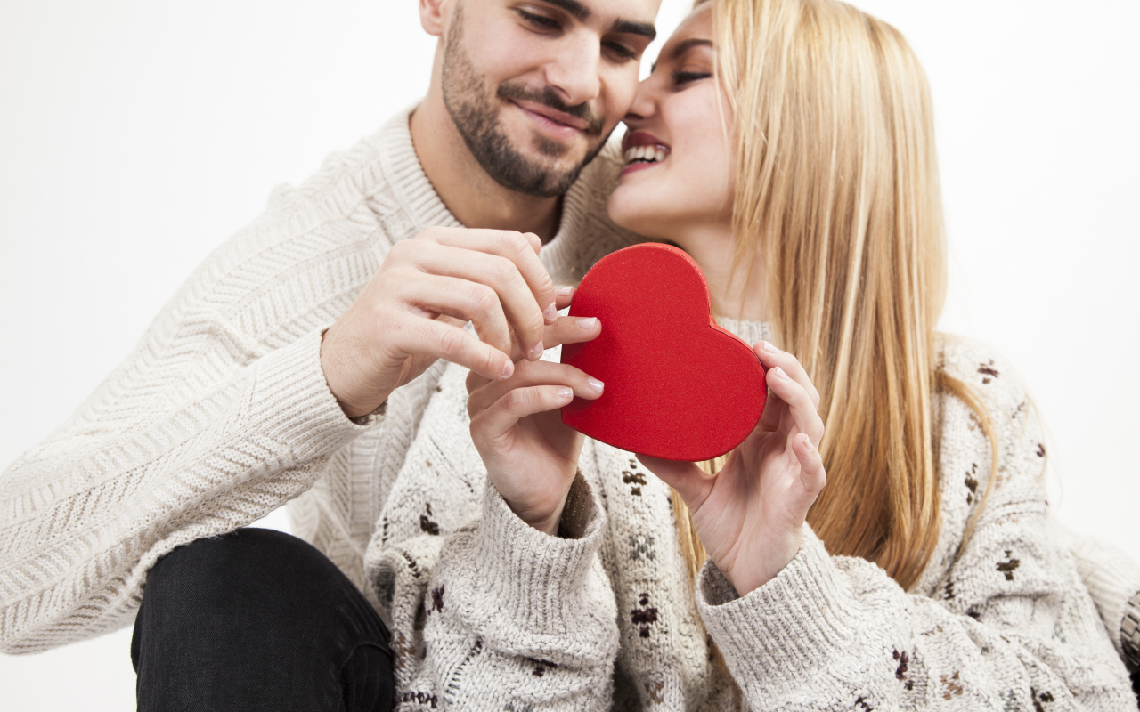 Красивая влюбленная пара с сердцем в руке