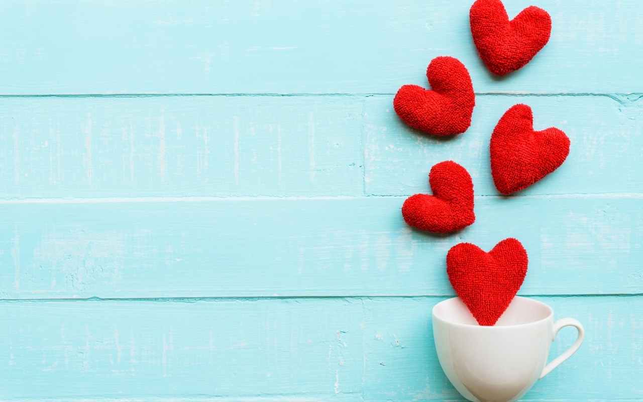 Чашка с сердечками на голубом фоне