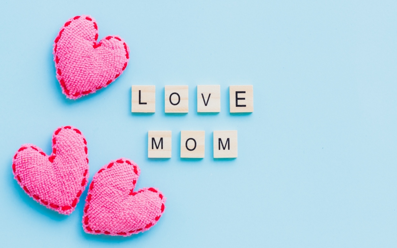 Сердечки и надпись Я люблю маму на голубом фоне