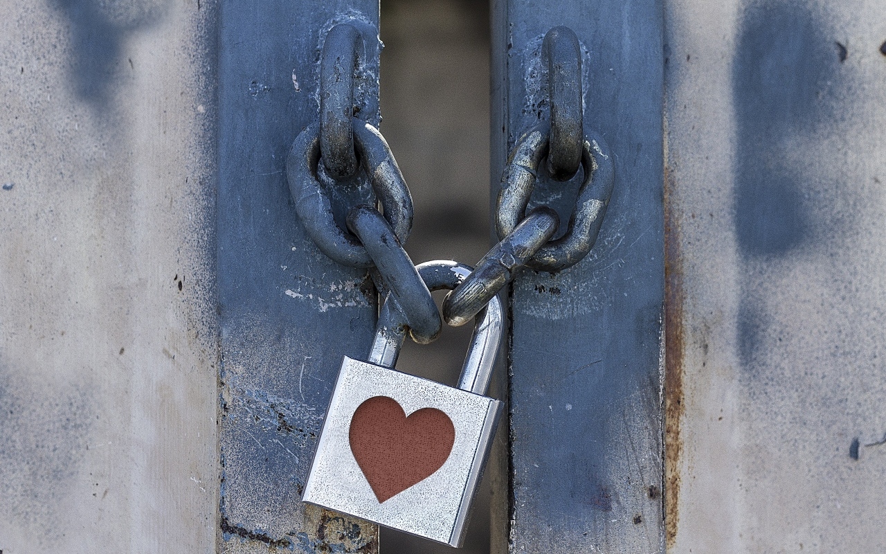 Замок с красным сердцем на цепи