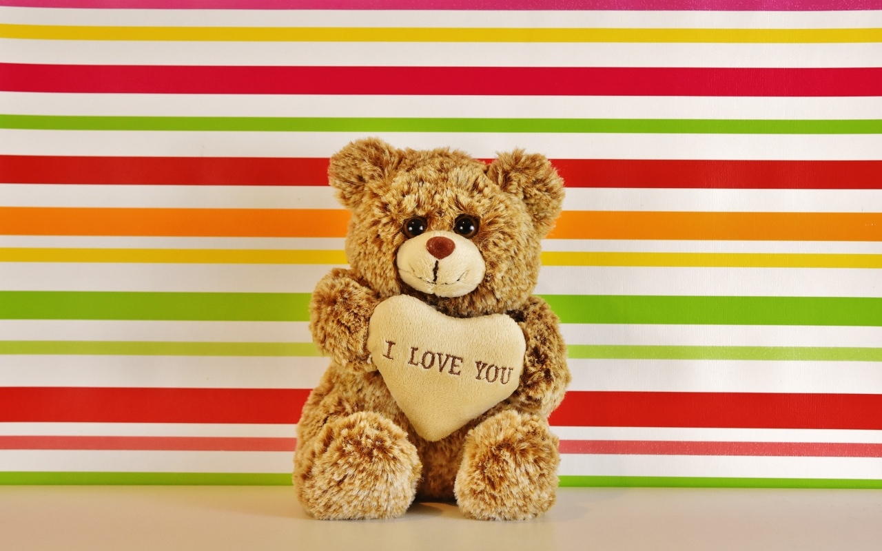 Плюшевый милый медвежонок с сердечком