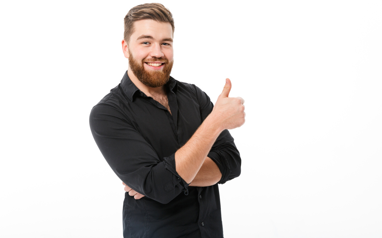 Улыбающийся мужчина с бородой показывает класс