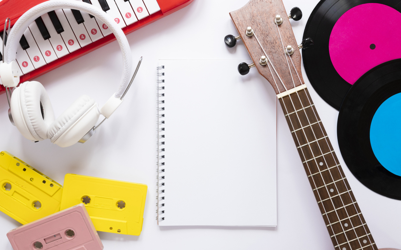 Музыкальные инструменты с наушниками, кассетами и пластинками