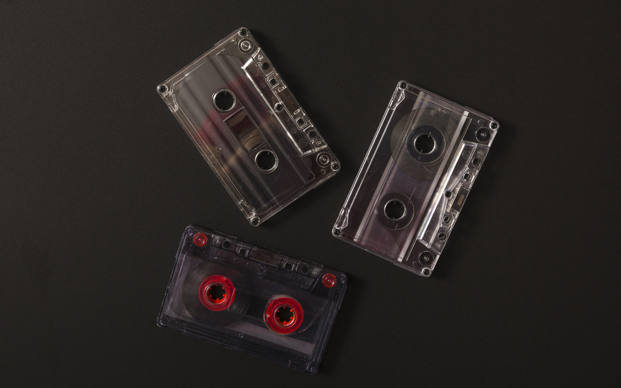 Три кассеты на черном фоне