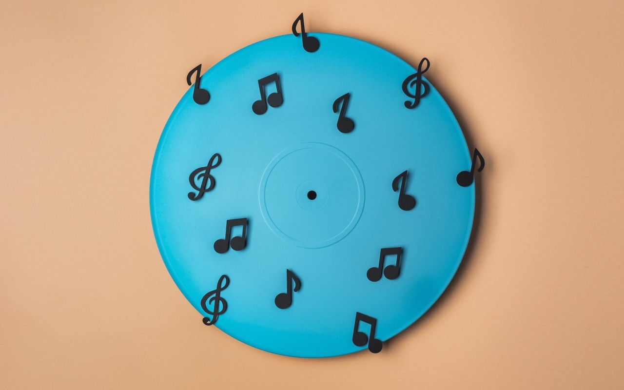 Виниловая пластинка с черными нотами