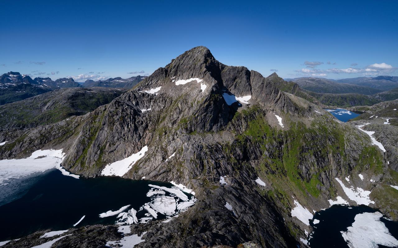 Вид на высокие горы под голубым небом