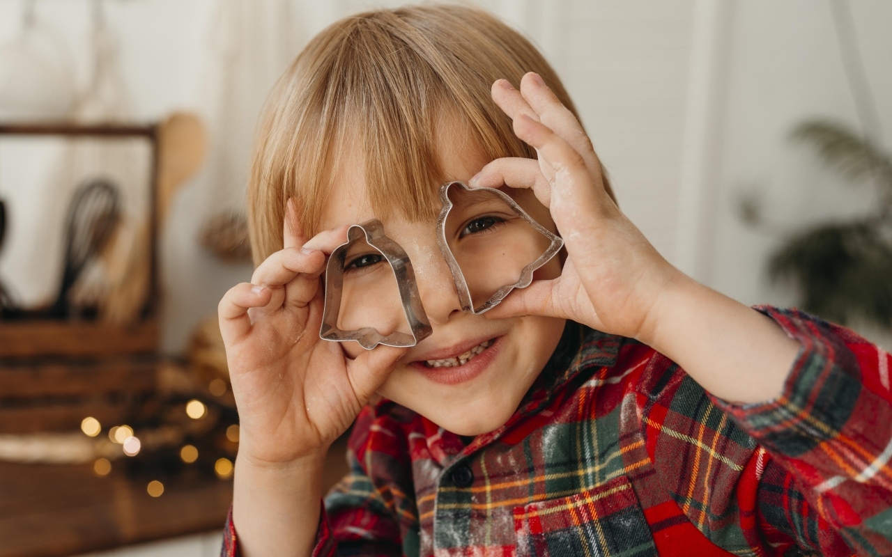 Ребенок с формочками для печенья в руках