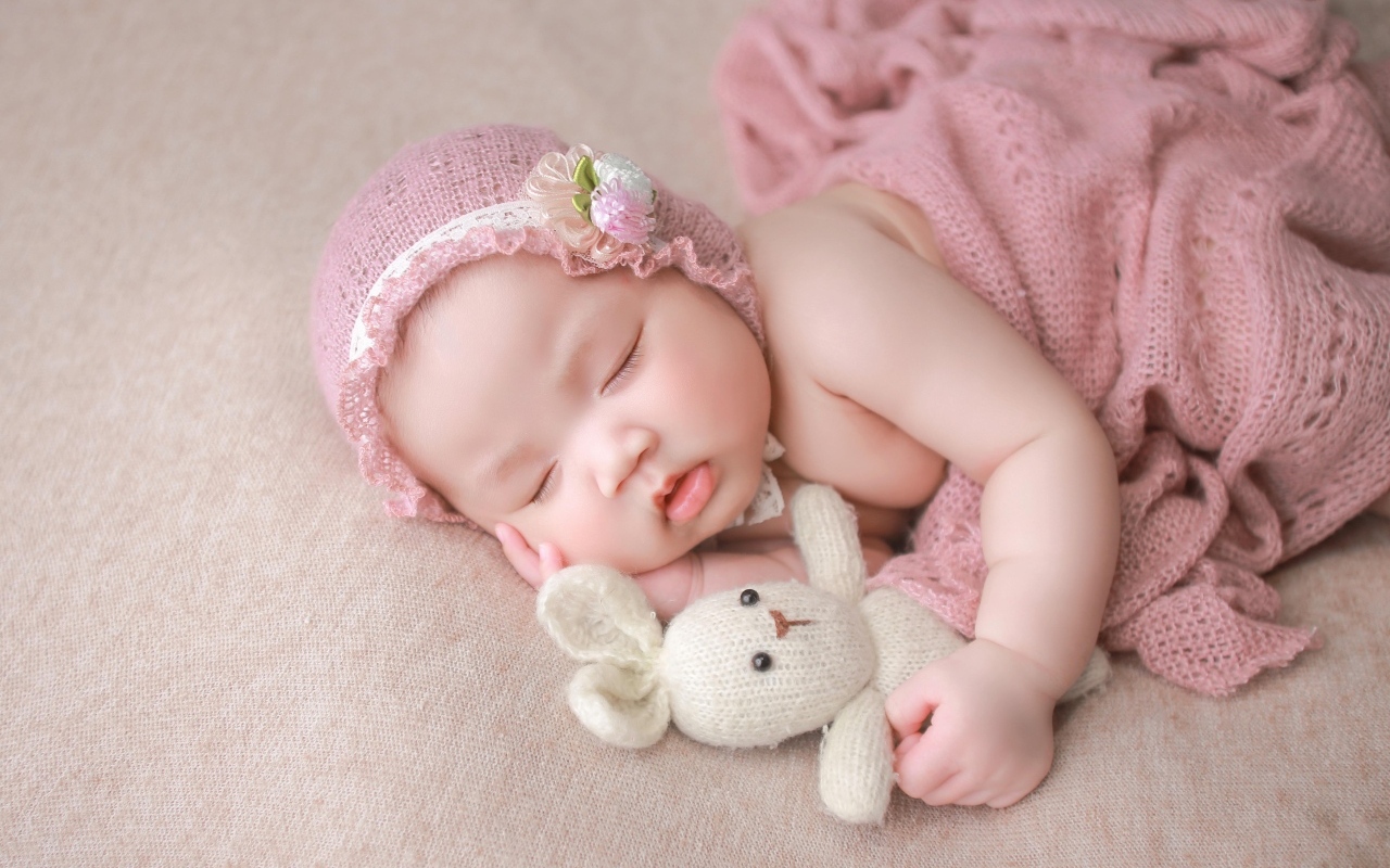 Спящая маленькая девочка с игрушечным зайцем