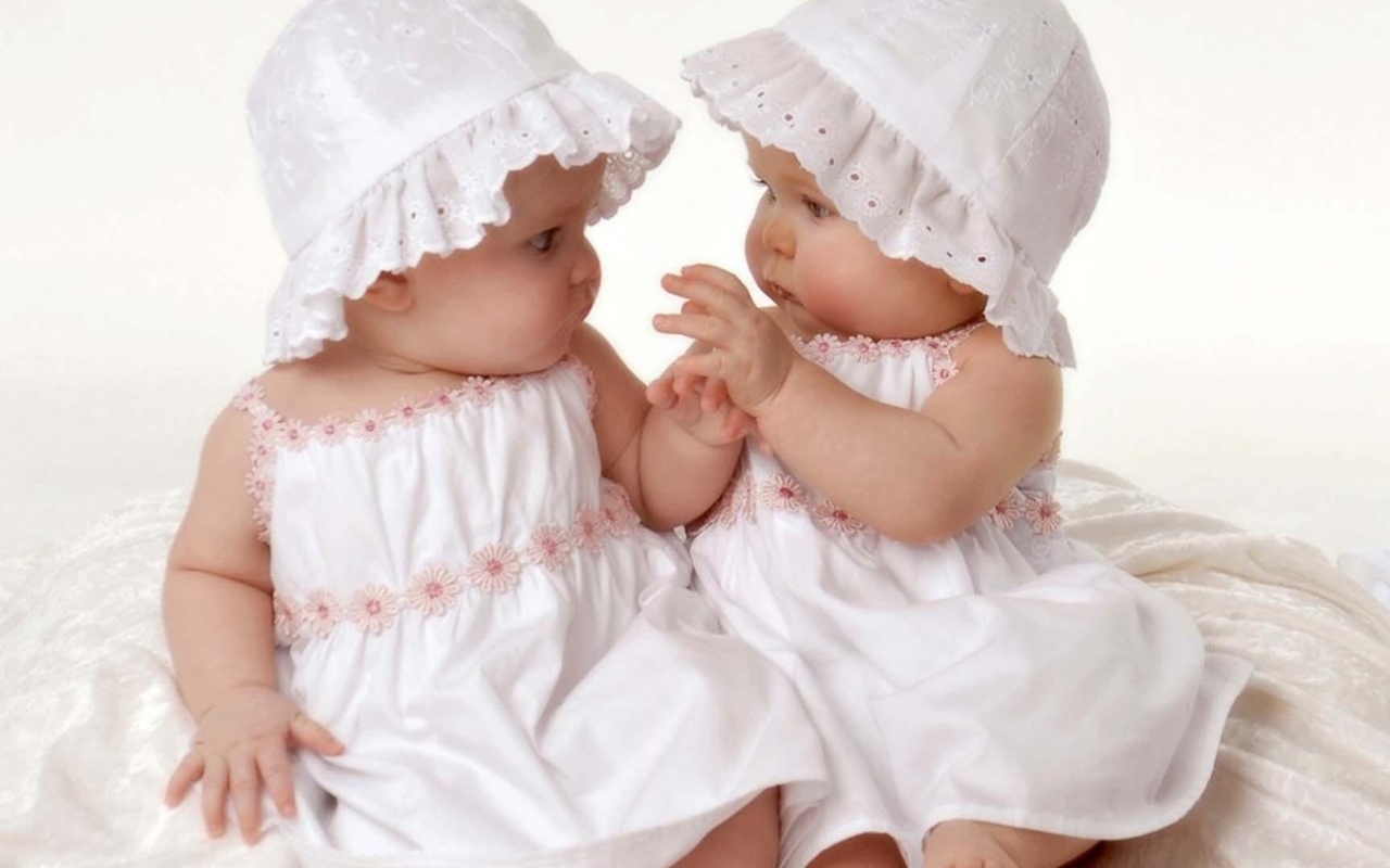 Две маленькие девочки в белых нарядах