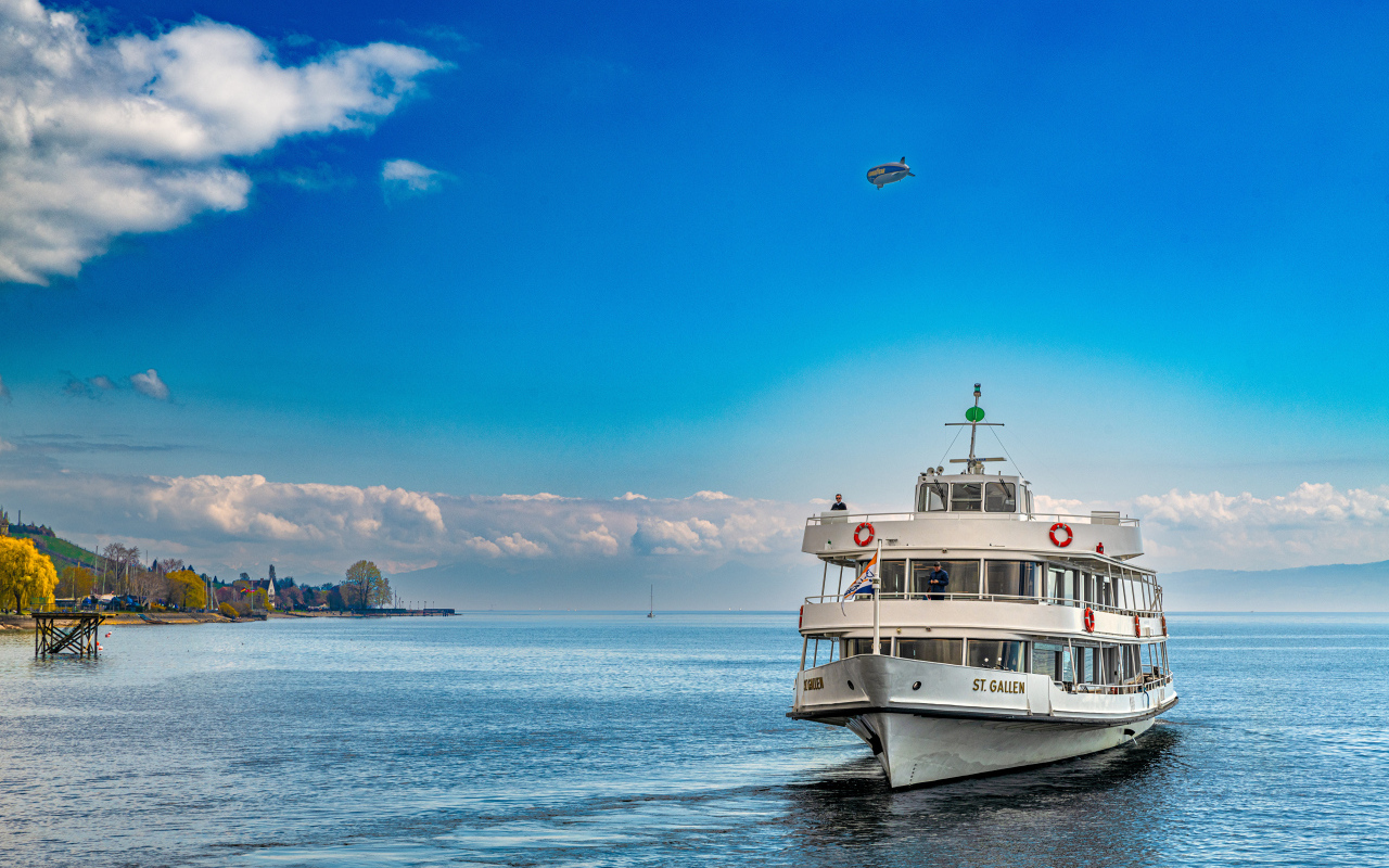 Речное пассажирское судно причаливает к берегу