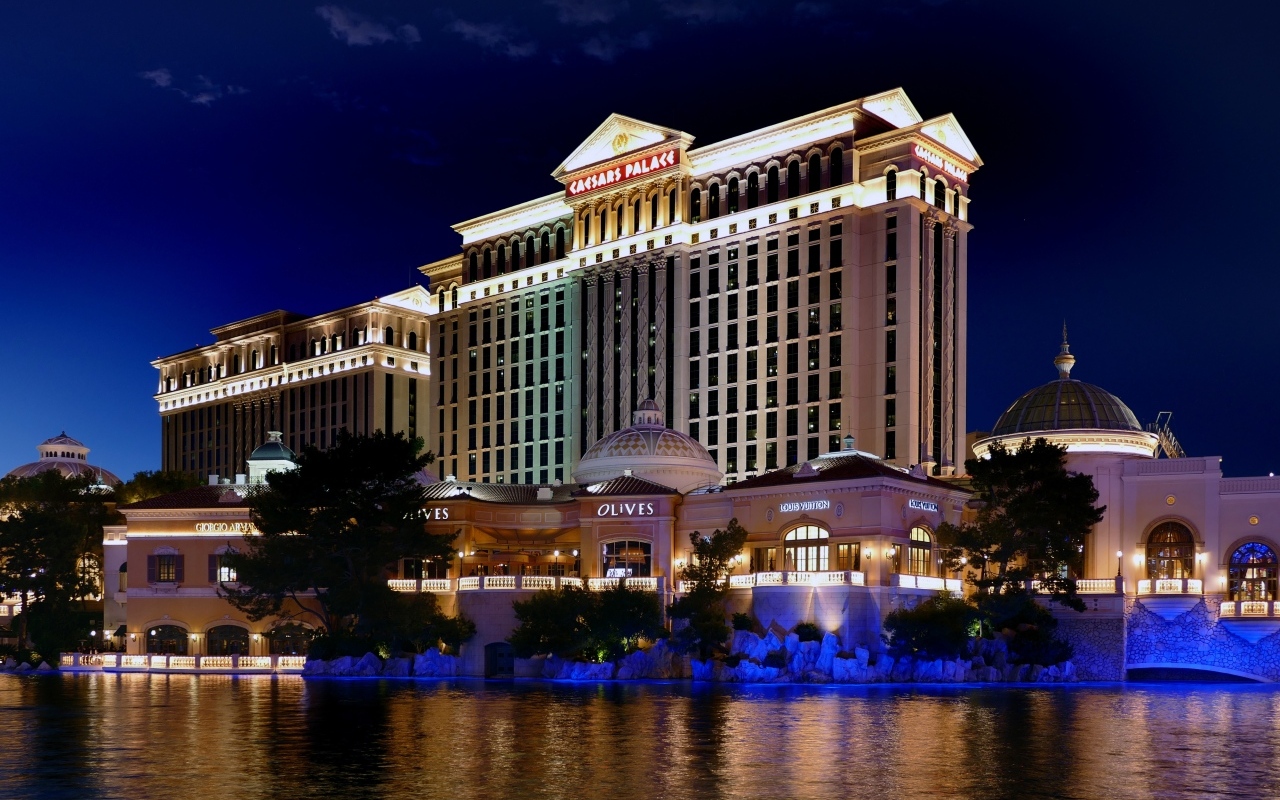 Здание Caesars Palace у воды, Лас-Вегас США