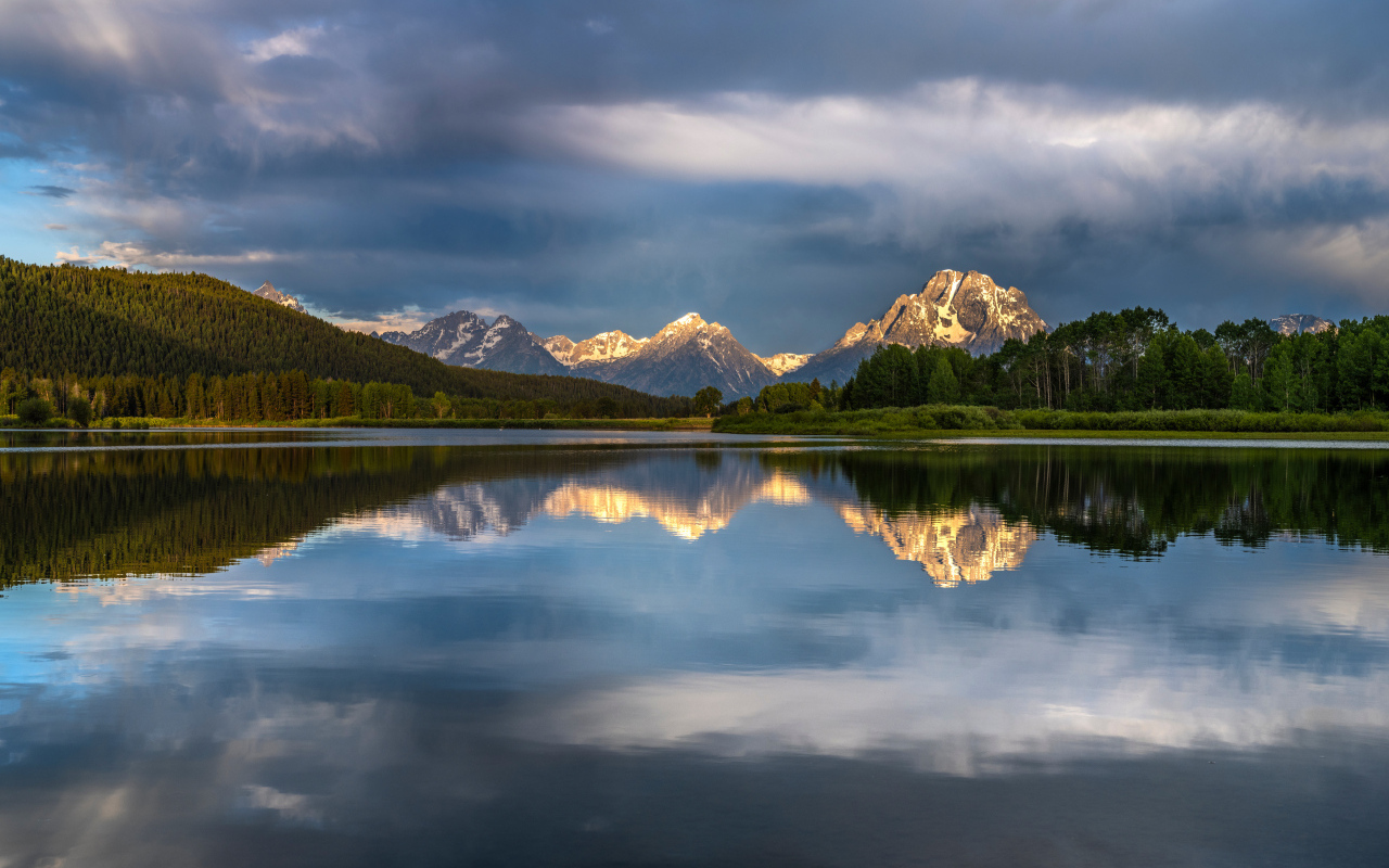 Река у гор под грозовым небом, США