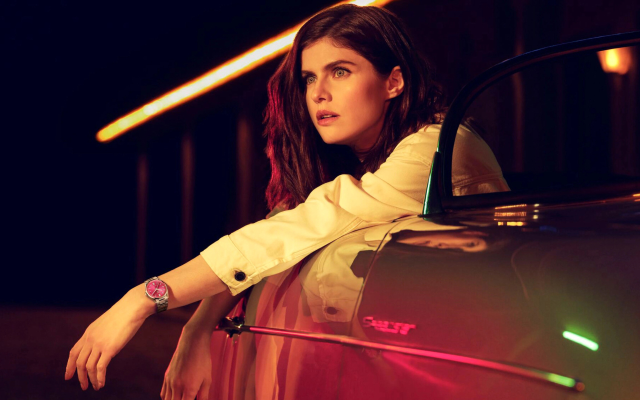 Актриса Александра Даддарио сидит в автомобиле