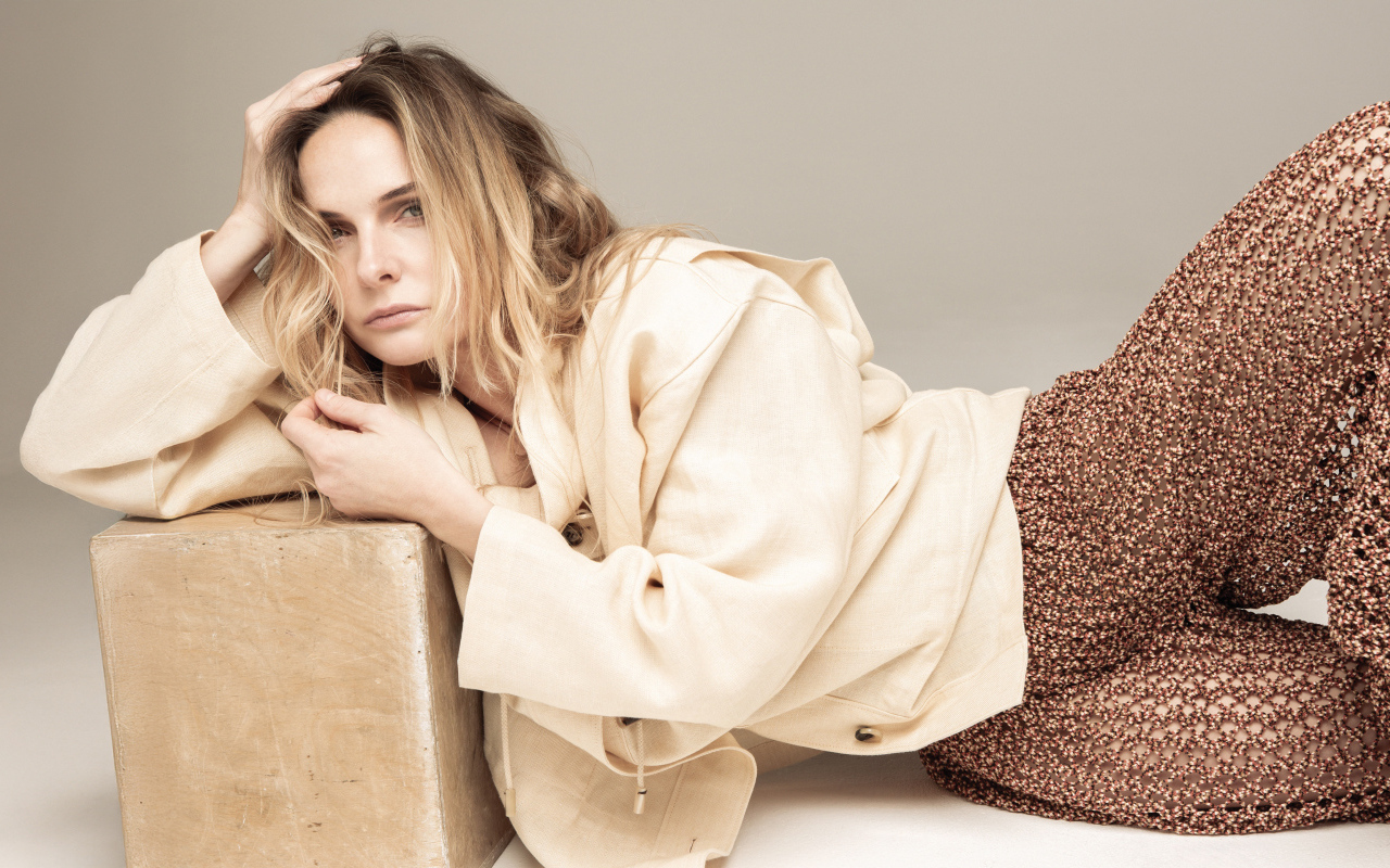 Блондинка актриса Ребекка Фергюсон на сером фоне