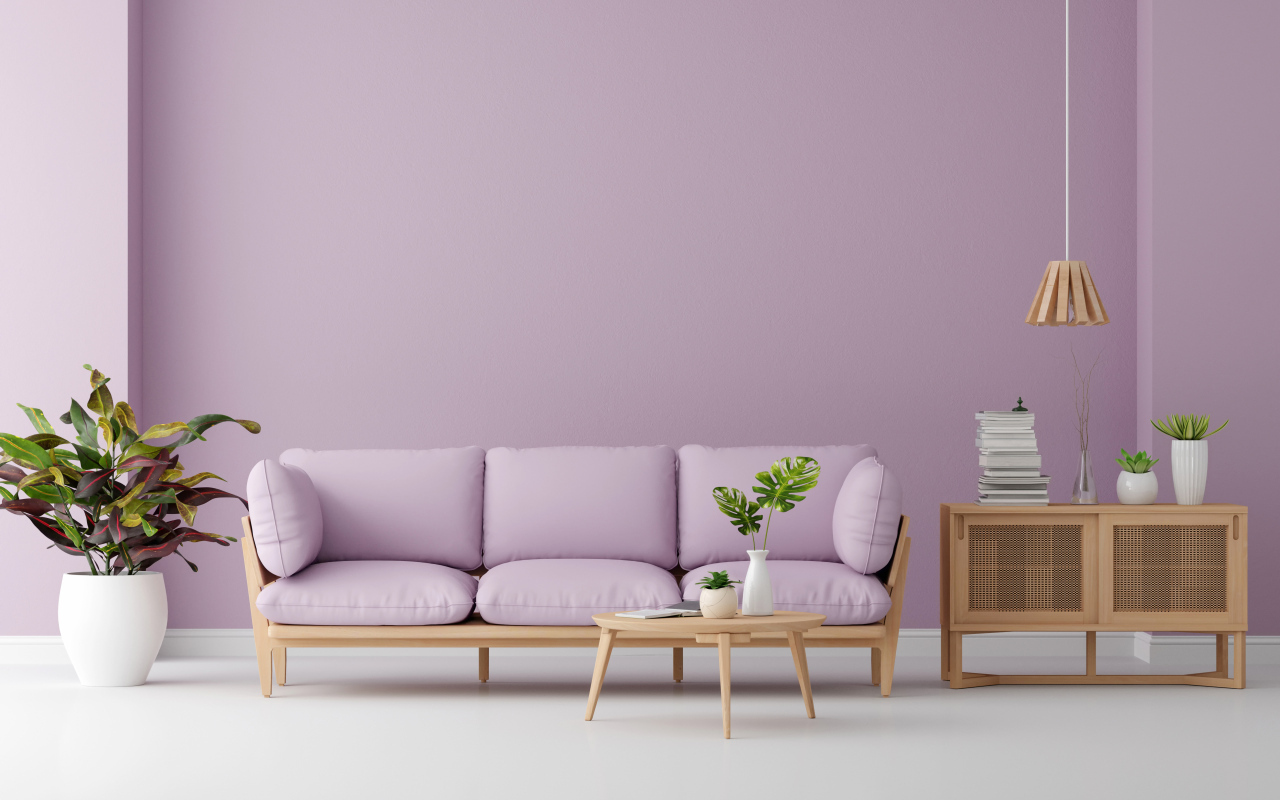 Большой фиолетовый диван в гостинной у стены